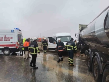 Mardin’de tır ve yolcu minibüsü çarpıştı: 2 yaralı
