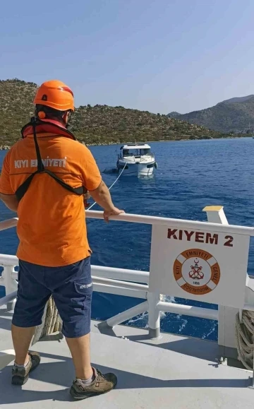 Marmaris açıklarında karaya oturan tekneyi KIYEM ekipleri kurtardı
