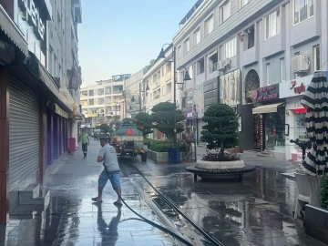 Marmaris’te belediye ekipleri &quot;Temiz Marmaris&quot; için yoğun mesai yaptı
