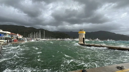 Marmaris’te lodos ve sağanak yağış denizin rengini değiştirdi
