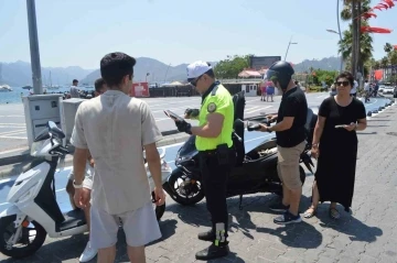 Marmaris’te polisler hem kask denetimi yaptılar hem şapka dağıttılar
