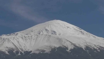 Mart ayında Ağrı Dağı’na kar yağdı
