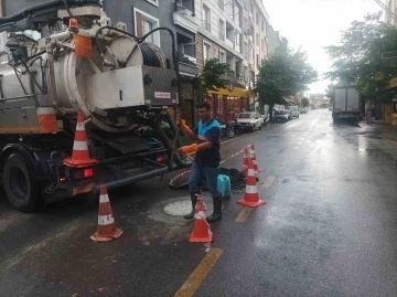 MASKİ yağışla gelen olumsuzluklara anında müdahale etti
