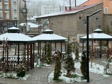 Mayıs ayında kar esareti: Her yer beyaza büründü
