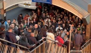 Metrobüs durağında insan seli