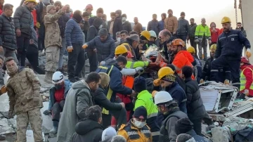 Mehmetçik ve AFAD omuz omuza bir kişiyi daha enkazdan sağ çıkardı
