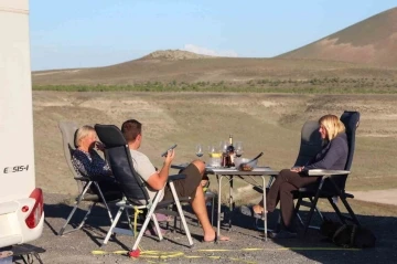 Meke Gölü havaların ısınmasıyla yabancı turistlerin uğrak yeri oluyor
