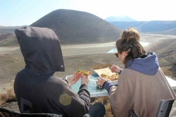 Meke Gölü kış mevsiminde de yabancı turistlerin uğrak yeri oluyor
