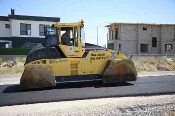 Melikgazi Belediyesi, Mimarsinan Mahallesi’nde 9 sokakta asfalt çalışması yapıyor
