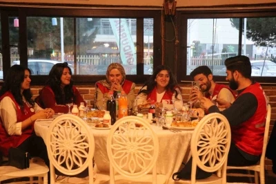 Memleketinden uzak 40 öğrenci, anne elinin değdiği iftar sofrasında buluştu
