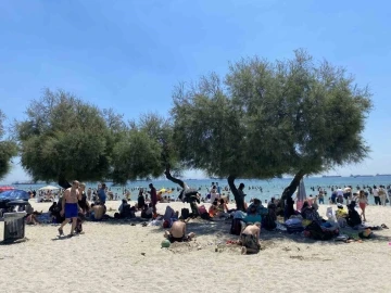 Menekşe Plajı’ndaki yoğunluk havadan görüntülendi
