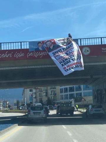 Meral Akşener’e pankartlı protesto: &quot;Sana yazıklar olsun&quot;
