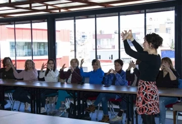 Mercek kursiyerleri işaret dili öğrenerek engelleri aşıyor
