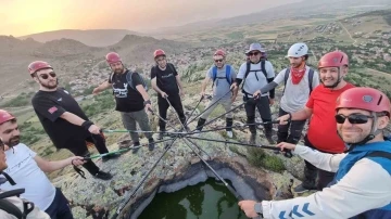 Merhum Ertaş’ın ’Gönül Dağı’na dağcılar Türk Bayrağı dikti
