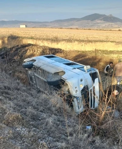 Mermer işçilerini taşıyan işçi servisi tarlaya uçtu; 1 ölü 3 yaralı
