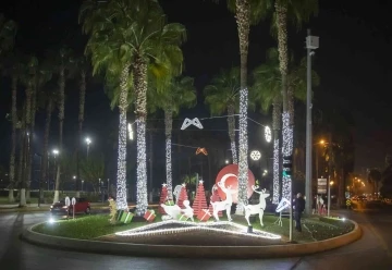 Mersin caddeleri ve sokakları yılbaşı için süslendi
