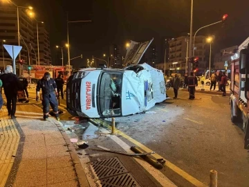 Mersin’de ambulans ile otomobil çarpıştı: 1’i ağır 7 yaralı