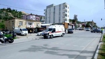 Mersin’de ambulans ticari araçla çarpıştı
