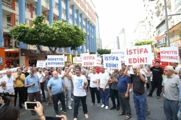 Mersin’de çarşı esnafı dükkanlarının yıkılmaması için yolu trafiğe kapattı
