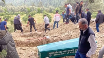 Mersin’de cinayete kurban giden 3 kişilik ailenin cenazeleri defin edildi
