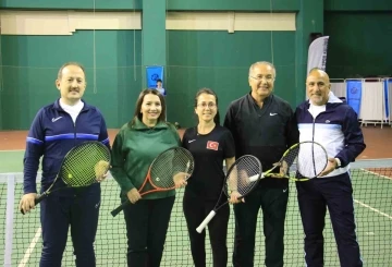 Mersin’de Dünya Kadınlar Günü çerçevesinde düzenlenen tenis turnuvası başladı
