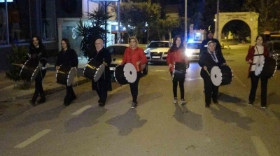 Mersin’de kadın davulcular vatandaşları manilerle sahura uyandırdı
