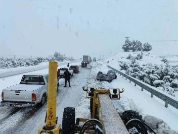 Mersin’de kar birçok noktayı beyaza bürüdü, araçları yolda bıraktı
