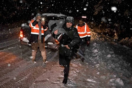 Mersin’de mahsur kalanların imdadına karla mücadele ekipleri yetişti
