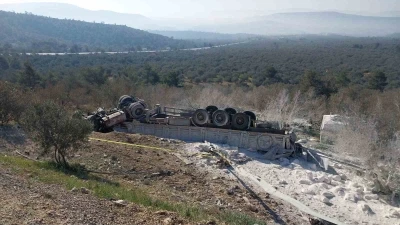 Mersin’de şarampole devrilen tırdaki 2 kişi öldü
