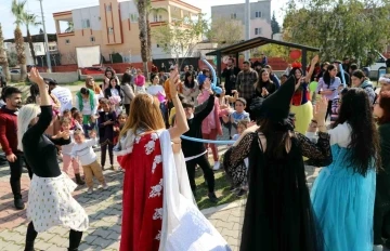 Mersin’deki depremzede çocuklar depremin etkilerini eğlenerek atıyor
