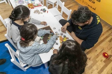 Mersin’deki depremzedelere psikolojik ilk yardımda bulunuluyor