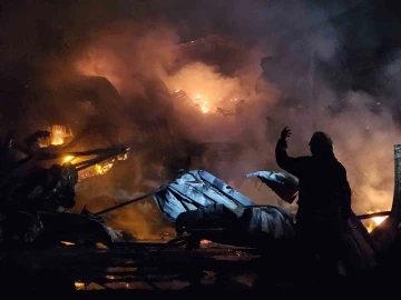 Mersin’deki yangında soğutma çalışmaları gece de devam etti
