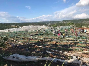 Mersin Erdemli’de hortum seraları yıktı