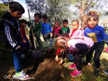 Mersin’in tüm okullarında ’Yarın Sen de Bir Fidan Dik’ etkinliği
