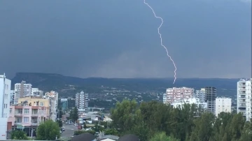 Mersin’in yüksek kesimlerinde yağmur, sahilde yıldırımlar etkili oldu
