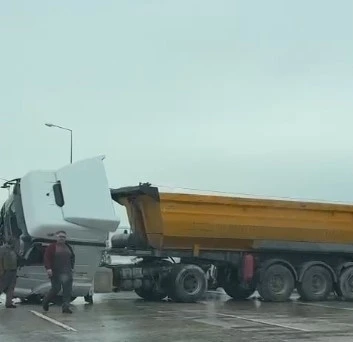 Mersin otobanında kamyon kazası: 1 ölü, 1 yaralı
