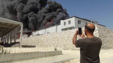 Mersin Silifke OSB’de mobilya fabrikası yangını, ekipler müdahale ediyor
