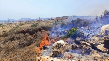 Mersin'de makilik alanda çıkan yangına müdahale ediliyor