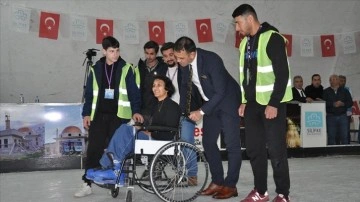 Mersin'de yürüme engelli Arzu'nun buz pateni yapma hayali gerçek oldu