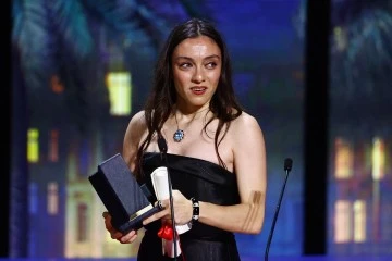 Merve Dizdar Cannes Film Festivali'nde en iyi kadın oyuncu ödülünü aldı