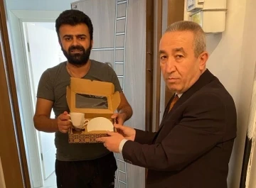 Merzifonlu muhtar adayından mahalleliye 3 bin kahve fincanı takımı
