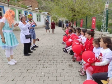 Mesafe tanımayan fedakar diş doktoru, kendini köy çocuklarına adadı
