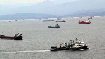 Meteorolojinin fırtına uyarısı üzerine yük gemileri Sinop'un doğal limanına demirledi