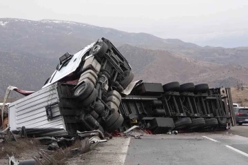 Metrelerce sürüklenen tır bariyerleri biçti: 1 yaralı
