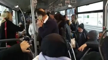 Metrobüste edilen &quot;Telefonumu çaldın&quot; kavgası kamerada