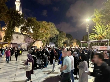 Mevlit Kandili’nde vatandaşlar Eyüpsultan Camii’ne akın etti
