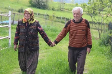 Mevsimlik aşklara inat yarım asrı aşkındır birlikteler
