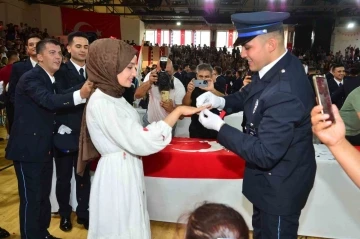 Mezun olan polis tören sonrası sevgilisine evlenme teklifi etti
