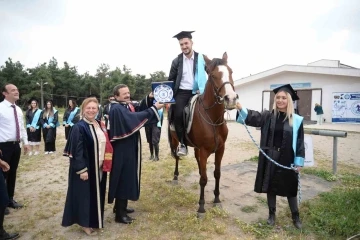 Mezuniyet belgelerini at üzerinde aldılar