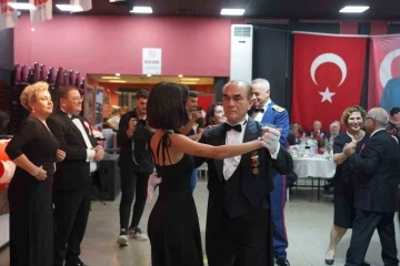 Milas Belediyesi’ne Atatürk’e benzeyen şahsın Cumhuriyet Balosuna katılmasıyla ilgili tepki
